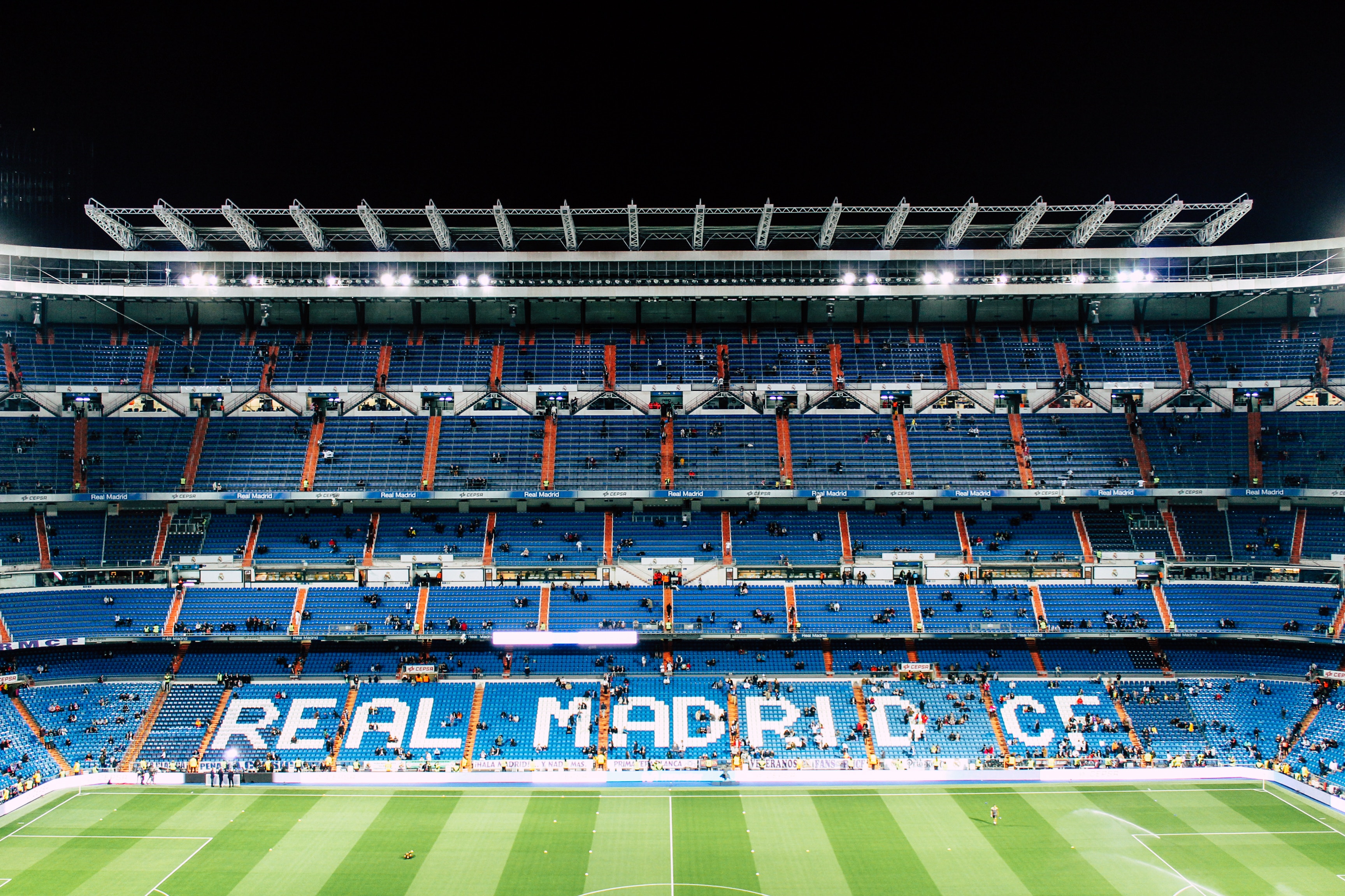 Santiago Bernabéu: entradas, tour, metro y cómo llegar al estadio del Real  Madrid